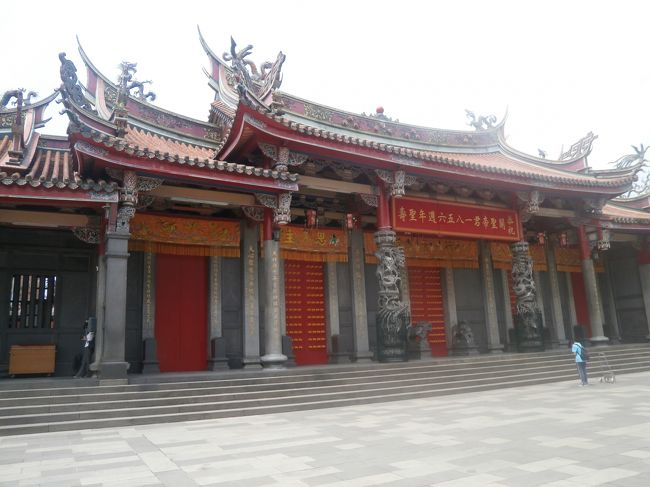 タクシーでホテルへ荷物置きにいったん帰り<br /><br />そしたら部屋掃除中で、ロビーで待ってるのもと思い<br /><br />商売の神様、「行天宮」へ<br /><br />台北に来たときは必ずお参りきます。<br /><br />中にいる青い服を着た方に、お祓いしてもらいました<br /><br />この後久々占い　チビの健康、将来を・・・<br /><br />この子は専門的な人を助ける職業、弁護士か医者とか<br />本当かな？