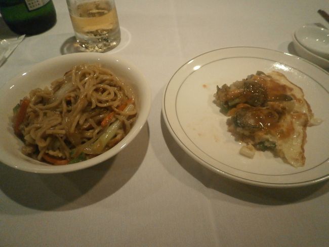 焼きそばが食べたいと注文<br /><br />台湾の焼きそばは、伸びた感じの麺だけどこれも美味しい<br />牡蠣オムレツ