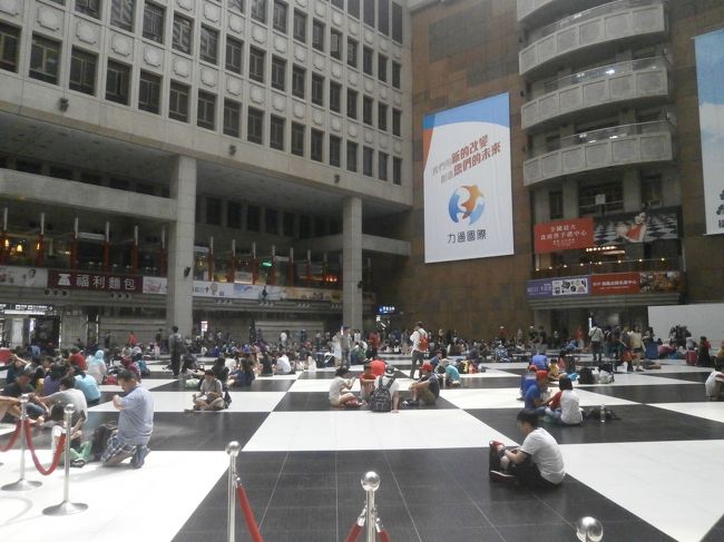 駅構内<br /><br />東南アジアの人たちがほとんど座って話してます