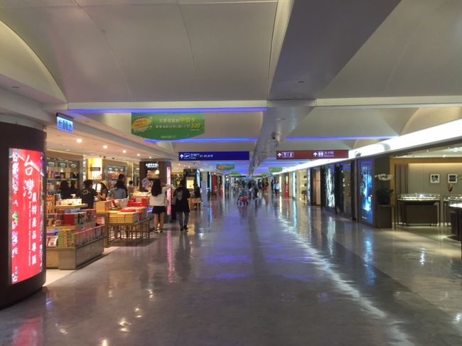 綺麗なのは良いんですけど、第1ターミナルより第2の方がいいですね<br /><br />見る所も少ないし休むところもない<br /><br />失敗したのは、何か食べようと思ったんですけど<br />食べる所あるんですけどいまいちです<br /><br />出国審査する前に食べるべきでした<br />次回第1ターミナルになった時は注意ですね<br />