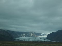 アイスランド最大の氷河、ヴァトナヨークトルVatnajökullの氷舌に到着。
この下には、いくつもの火山があって、2011年に噴火したグリムスヴォトンGrímsvötnもこの下にあります。