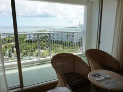 シュノーケリングを楽しんだ後は
宿泊先のＡＮＡインターコンチネンタル石垣リゾートへ

入口を入ると、アロマのいい香りが。

タワーウィング5Ｆの禁煙ルームです。
5Ｆですが、海もよく見えて全体が見渡せるとてもいいお部屋でした。