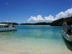 その後は、川平湾を目指します
グラスボートのチケットを購入

後から気付いたのですが、
グラスボートの会社がいくつかありました。
比較するといいかもしれません。
