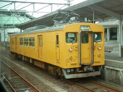 2016.07.24　新山口ゆき普通列車車内
宇部新川で小野田線の車両を見る。日中は当駅にだいぶ１２３系が停泊する。午前中と夕方の運用が中心だ。