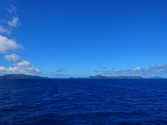 慶良間諸島（渡嘉敷島や座間味島など）を左に見て走ります

この日は，ちょうど梅雨明けしたばかりで最高の天気でした
波は，少しうねってましたが