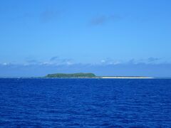 向こうに，白砂がキレイなカワイイ島！

これが，“ちゅら島”こと入砂島（いりすなじま）で，NHK朝の連ドラ「ちゅらさん」のオープニングで映し出された美しい島です（これから，“ちゅら島”って呼びます）

でも，でも，ここは無人島で，米軍の射撃演習場になっているので上陸できません…（なってこった！）