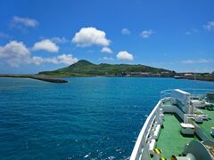 渡名喜島の港に入ります

同じ小さな島でも，竹富島や多良間島など平らな島と違って，けっこう山が見えます

＜旅行記＞
竹富島→http://4travel.jp/travelogue/10976423
多良間島→http://4travel.jp/travelogue/11102265