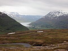 坂の下にセイジスフィヨルズルSeyðisfjörðurが見えた！
映画『LIFE!』でウォルターがスケボーで下った道です。
ガスってしまって残念。。。