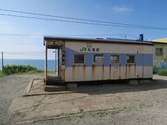 途中の礼受駅。
ＪＲ北海道では旧国鉄時代の貨物列車車掌車が駅舎待合室になってます。