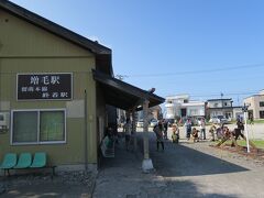 増毛駅到着。
ぴよぴよ（盲腸線）である留萌本線を制覇しました♪

線路の先にはたくさんの人がいて一大観光地。
鉄路がなくなっても、幸福駅などのような観光地でいてほしいです。
やっぱり駅名の『増毛』はご利益ありそうですもん！