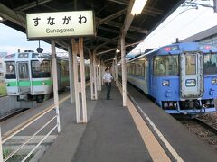 さすがに帰りの車内はほとんどの人が寝てました(笑)

こちらはところ変わって、途中の砂川駅。
上幌向⇔幌向間の踏切で、トラックが架線に接触し、どうやら切断したとの情報。
先行するサロベツが止まっているくらいなので、時間がかかりそう。