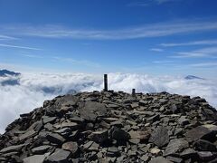 ガレ場を登って笠ヶ岳の山頂（2897m）に到着！