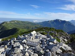 黒部五郎岳山頂（2840m）。
背後には北ノ俣岳（左）と薬師岳（右）。