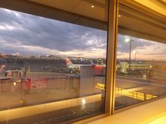 この日は午後を時間休にして一旦帰宅し荷物を持って羽田空港へ。
少し早く着いてしまったのでサクララウンジで時間をつぶします。