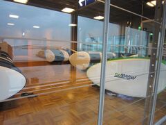 定刻通りにヴァンター国際空港に到着。
14:50くらい。

ヘルシンキは雨です。
到着口までやたら長い距離を歩きます。
途中でトランジット用の仮眠エリアを見つけて写真。
