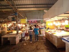 東港魚市場

地元出身の文さんご夫婦に東港魚市場を案内してもらいました。
マグロの水揚げ港として有名です。