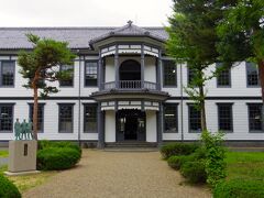 白河から郡山へ移動。雨が降ってきたので目的地を1ヵ所に絞り、旧福島県尋常中学校本館「安積歴史博物館」へ。