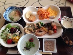 能登、和倉のホテル「あえの風」朝食バイキング。

どれも丁寧に作られた感があって美味しい。窓際の海の見える席で頂いた。

昨晩、結婚記念の旅行で来たと伝えると写真を撮っていただき、チェックアウト時に頂く。素晴らしいサービス。
車まで荷物を持ってお見送り、しかも「お荷物になりますが」と言われ
可愛いキャンディーまで頂く。
また来たいなと思わせるホテルだった。