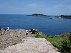 和倉から、一挙に福井県の東尋坊へ。

東尋坊タワーの駐車場￥５００に車を置いて、2，3分お土産屋さんの通りを歩いていくと、ごつごつした岩場の東尋坊が現れる。

想像していたのはもっと陰気な感じだったが、とても広々していて明るい感じ。

岩が滑りそうで、崖の際まではいかなかった。