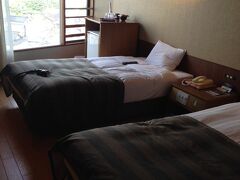 永平寺から車で約４０分。

加賀の山代温泉にある「ゆのくに天祥」

まだ２：３０でお部屋に入れず、近くの大きなお土産屋さんに車で行って時間をつぶす。

お部屋は、７F　和洋室できれいだが、景色は普通の町並み。

もっと温泉街のような感じかと思った。