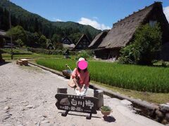 ８：００にチェックアウトし、車で約２時間、岐阜の白川郷に到着。

岐阜も初めての訪問。

平日にもかかわらず、駐車場はすでにたくさんの車や観光バス、中国の観光客の多さが目立っていた。