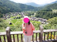 駐車場から車で、５分くらい上った所に天守閣展望台が、私有地を開放していると言うことで、

食事もお土産も利用しない私たちは、長居はまずいと、写真だけ撮って

ささっと出た。

よくポスターなどで見る集落の景色はとっても素晴らしい。

雪の時期のきれいだろうなあと思った。