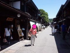 白川郷を離れ、夫が嫌いな、なが〜いトンネルを抜け、飛騨高山へ。

高山の古い町並み「さんまち通り」による。

３日前に行った金沢の東町茶屋街を思い出させる古い町並み。