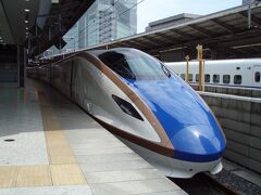 東京駅23番線ホームにピカピカのＥ７系「北陸新幹線」が・・・　

私は昨年、夫とフルムーンパスで大宮・金沢間「かがやき」を利用しましたが、

母にとっては初めての「北陸新幹線」です。

（12年前は「長野新幹線」と呼ばれ、車両はＥ2系でした）

「長生きはするものだ」と喜ぶ母に　

「次は北海道新幹線に乗ろうね」と約束する私。
