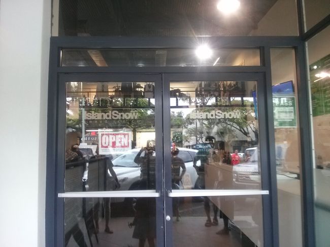 の前に、子供達リクエストのシェイブアイスです。<br /><br />ご飯の前ですが、朝からしつこくって急遽、予定にいれてもらいました。<br /><br />オバマ大統領行きつけのアイランドスノー。<br /><br />確か、カイルアショッピングセンターにありました。