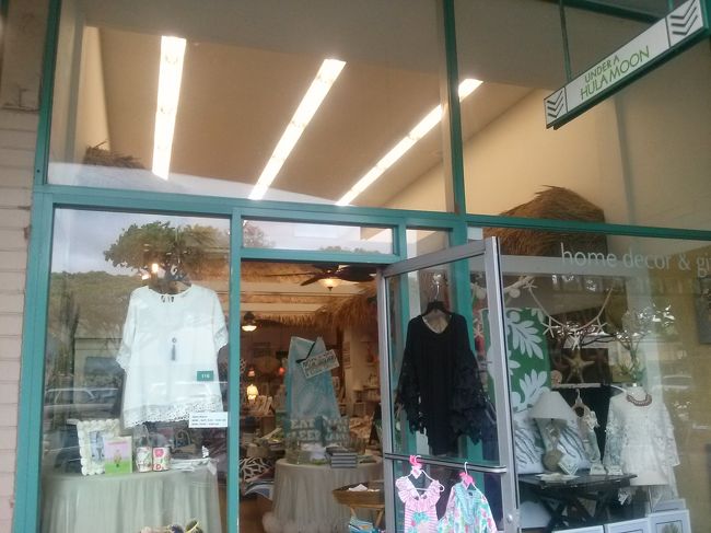 食べ終わったところでようやく、カイルアビーチへ。<br /><br />でもなんだか雨模様・・風も強くて肌寒い。<br /><br /><br />さっと食べちゃおうと思っていたら、ここでシンちゃんの背中が冷たいことに気付く(^▽^;)・・・ウンチが〜漏れてる〜(T_T)/~~~しかも上下の服まで全滅。<br /><br />マコトさんの車のトランクをお借りして、着替えさせました。<br />そして手を洗いにトイレに行って、いざ食べようってあけたらフォークとか入ってなくて、、、<br /><br />またまたマコトさんにフォークを取りに行ってもらい、やっと食事できました。<br /><br />しかし、雨がパラパラ降ってきて、急いで撤退。<br /><br />帰ってきて写真が１枚もないことに気付く・・・。<br /><br />しかも！バタバタしすぎてカイルアビーチ見れなかった。これはショックでした。<br /><br /><br />で後から思うと、モケズで１時間待って、店内で食べれば良かったかも・・・と思うのでした(;^ω^)