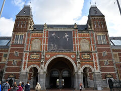 国立ミュージアムに突入です．
国立ミュージアムは1885年に開館したオランダ最大のミュージアムで，純粋にミュージアムのみの目的で建てられたヨーロッパ最初の建築物だそうです．
中世，ルネサンスから20世紀まで，美術品や工芸品が時代ごとに展示されています．