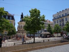 カモンイス広場まで下りてきました