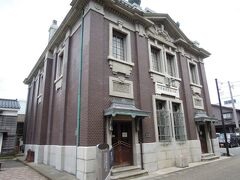 旧森田銀行本店はジェラートショップの向かいにある