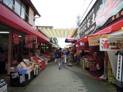 少し移動し東尋坊へ
海へ向かうまでには土産店や飲食店が両脇にあって楽しめる