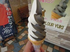 歩いて暑くなったためイカスミソフトを