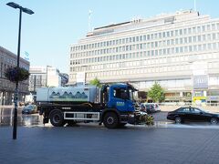 ヘルシンキ４日目は朝７時過ぎにホテルから出掛けました。
前日の朝、中央駅前の道が濡れていたので「明け方雨降ったのかな？」と思っていたのですが、理由が分かりました。
朝、散水車が街の主要な道路を掃除していたのでした。