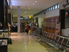 アジスチプト空港到着。現在５時半
ターミナルに入るときに第一回目の荷物検査