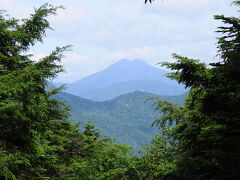 10分ほど歩くと、木々の間から燧ケ岳が望めた。
さすが、東北地方最高峰だけのことはあり、堂々とした山容だ。