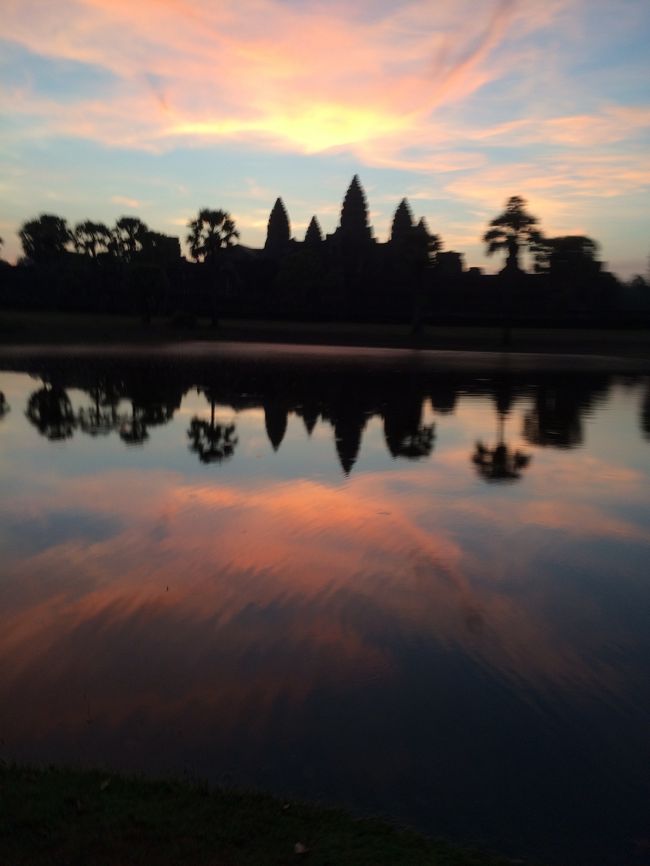 日の出を待ちます。聖池の水面に映る逆さアンコールワット、青空と日の出のコントラスト。感激です。