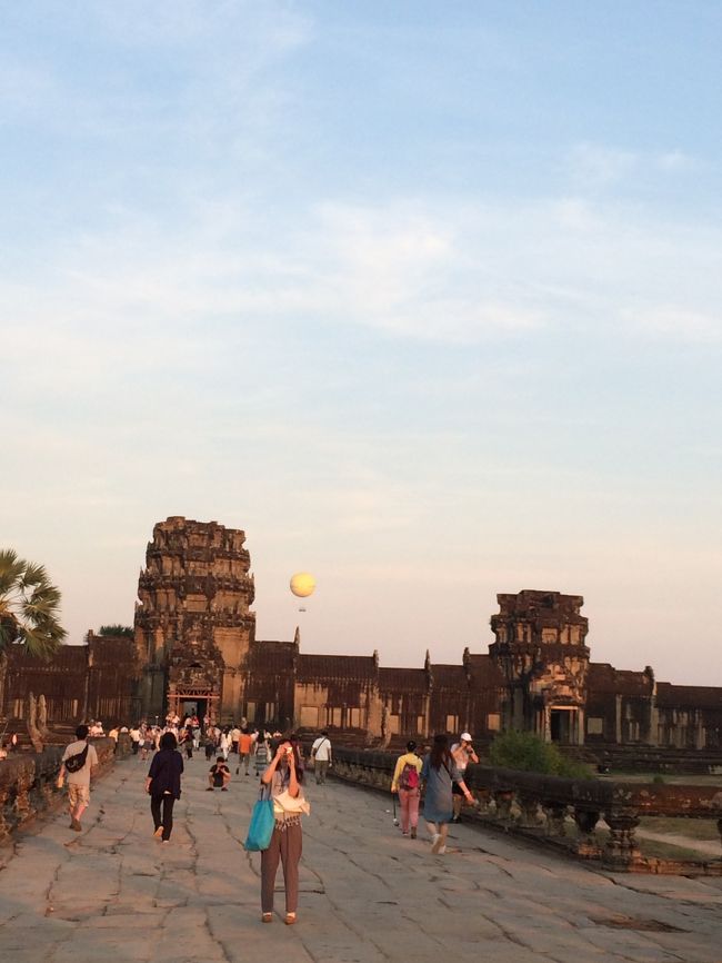 周りはすっかり明るくなってきました。<br /><br />西にバルーンが上がっています。<br />あそこから見る日の出も面白そうですね。<br /><br />