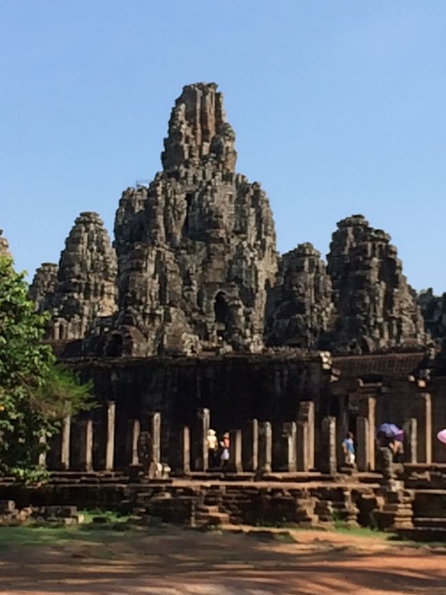 バイヨンに入っていきます。