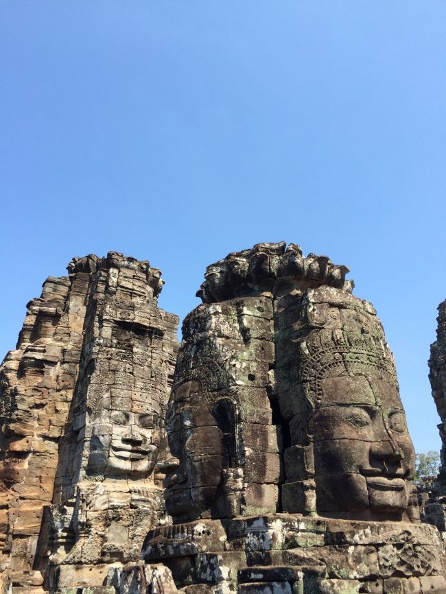 上部テラス。<br /><br />観音菩薩の顔が刻まれています。<br />ツアーの引率者は一人。20名ほどの団体をまとめるのも、一苦労。何の指示のないのに不安を覚え始めました。<br /><br />