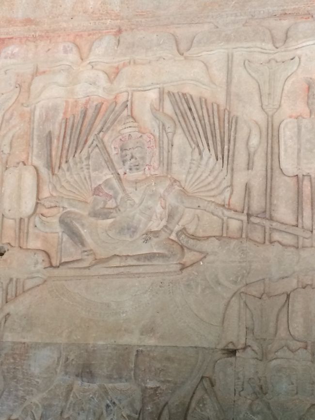 ガイドブックにも見た壁面のレリーフ。