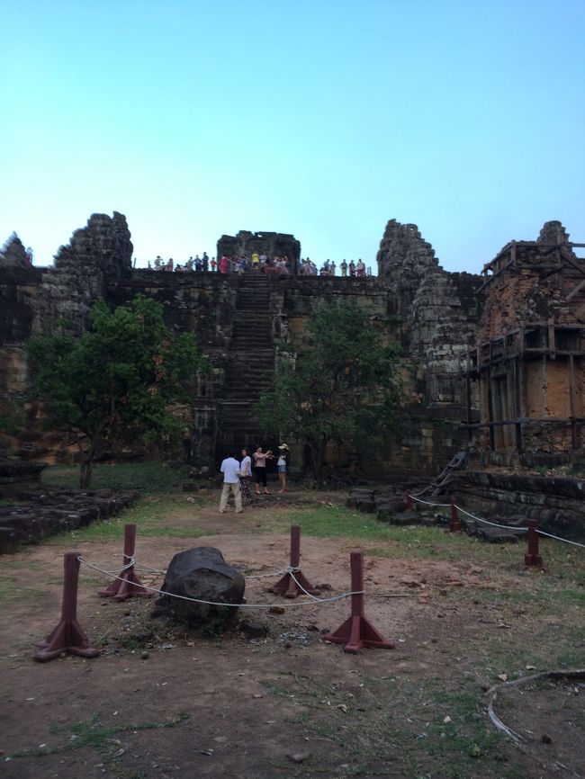 その後　メインの第三回廊があるのですが・・・。<br />写真のデーターが残っていない。<br /><br />知り合った歯科の先生、バンコックに戻るとのことでここでお別れ、<br />次のプノン・バゲンの夕日の写真を送るという約束で？　ロンガンをいただきました。<br /><br />