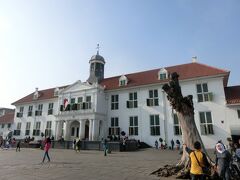 ファタヒラ広場のジャカルタ歴史博物館。

オランダ植民地時代、東インド会社の商館がこのエリアに築かれました。

この建物は市庁舎だったみたいですが