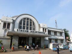 コタ駅。
インドネシア語で「駅」はSTASIUN