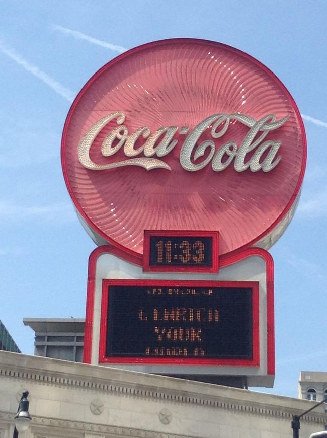 停車駅はPeachtree Center Stationです。降りた場所からは道がわからなかったので、探索をしました。センテニアルオリンピック公園に向け移動中にコカコーラのサインを見つけました。ワールドオブコカコーラの目の前で見つけた訳ではありませんが、記念撮影。思っていたより下車駅周辺は高層ビルではありません。歩いていると西海岸に比べて黒人の方が多かったです。