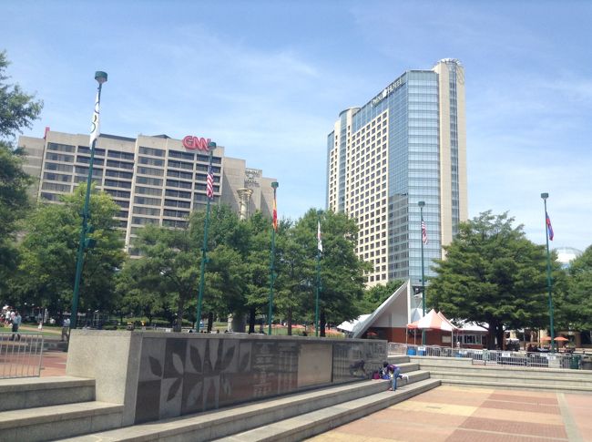 ふとみるとCNNと観覧車を発見。その2点を目指す途中に目的地の1つのセンテニアルオリンピック公園に到着しました。子供たちが噴水の周りで遊んでいました。1996年までに行われたオリンピック開催国の国旗が囲まれています。もちろん、日本もあり、開催された順番にイタリアとメキシコの間にあります。