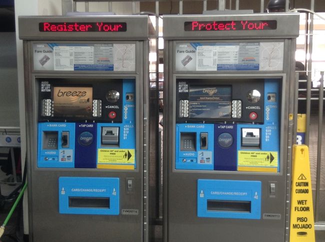 離陸する頃の景色は緑の葉をつけた木がたくさんあり、その中に住宅地があります。空港はダウンタウンから離れているので、自然と建物のコントラストがおもしろいと思いました。<br /><br />アトランタの空港は非常に大きいです。1日の利用者が世界一の理由もわかります。スカイトレインで到着ゲートまで移動です。預けた荷物はないので、電車に乗ってダウンタウンへ移動。値段は一律でわかりやすいですが、購入の仕方がわかりませんでした。