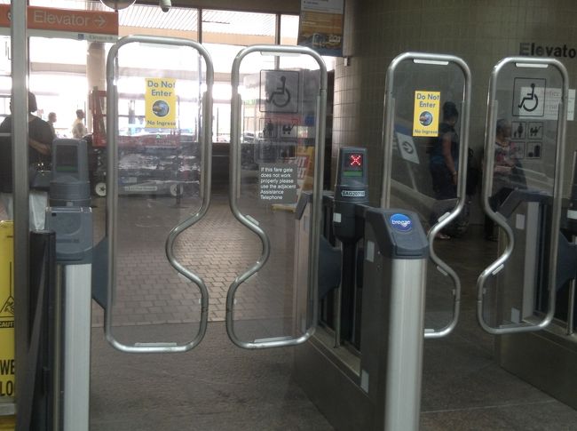 購入したチケットをかざしてゲートをくぐりました。改札を出るときも同様にチケットをかざして出ます。